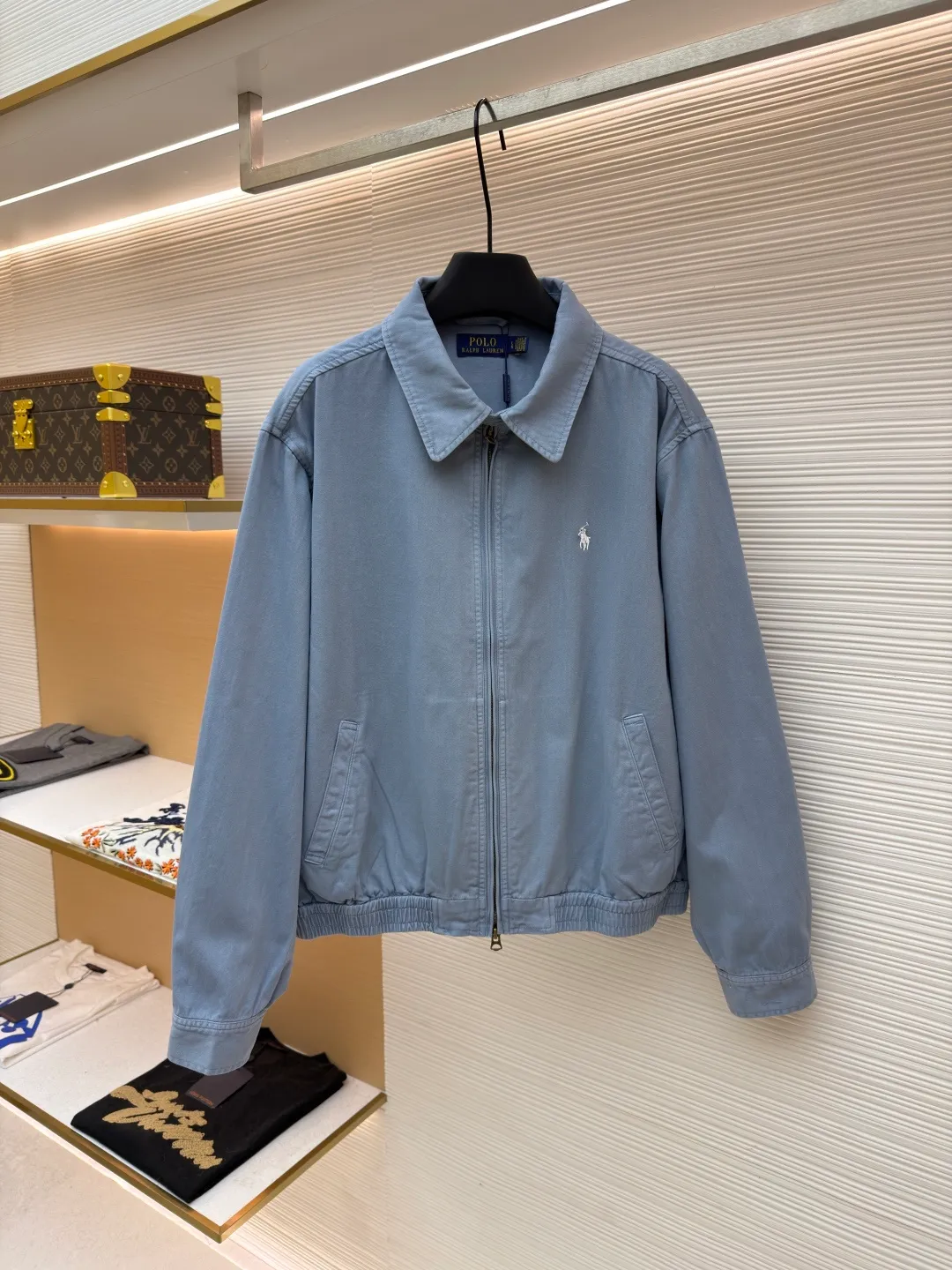 P490 Ralph Lauren embroidered zipper jacket ●Original version: Purchased and developed by 4161 ●Item number: 1681943-B10 ●Material: cloud velvet blue twill cotton fabric ●Technology: embroidery production ●Color: blue ●Version: Fitted version ●Weight: about 575 grams ●Size: S-M-L-XL ●Description: Customized cloud velvet blue twill cotton, soft and silky, comfortable and skin-friendly, with cloud blue as the main tone The color has a life attitude. The exquisite white pony logo is embellished. It is highly recognizable. It has an atmosphere of freedom and vitality. The symphony of pure and smart colors reconstructs the classics with a neat version. It is soft but not crumbling. It is light but has bones. It has a sense of advanced relaxation and is an effortless fashion interpretation. Imported machine embroidery technology is used. Advanced computer control systems and precision mechanical components are used to realize the iconic pony embroidery operation. High precision. The lines are smooth and delicate. The template machine opens the bag. The preset template guides the position, shape and size of the bag opening. The accuracy ensures the quality of the bag opening effect. The hem is made at one time using a three-needle waist-drawing machine. The elastic band and the fabric are sewn together in the same process using the special needle position and feeding mechanism of the machine. The three-needle design is stronger and can evenly distribute pressure. Make sure the elastic band is tightly attached to the fabric, and follow the original color system for dyeing and overprinting. Prioritize the original color and fabric material to select a special dye, then heat it to the appropriate temperature, perform dip dyeing, and finally perform color overlay. The overall wiring is straight and delicate, the fabric is comfortable and soft, and the color is consistent without color difference. It can be matched with the same style to create a fashionable look and control various occasions. Customized accessories, complete with three standards, same style for men and women!
